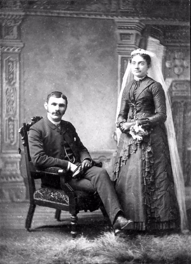 Robe de mariée noire victorienne