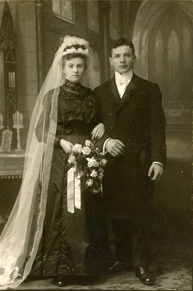 Robe de mariée noire victorienne
