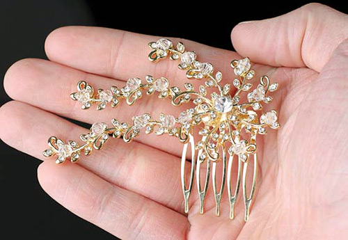 Les bijoux de cheveux en or sont une tendance de la mode