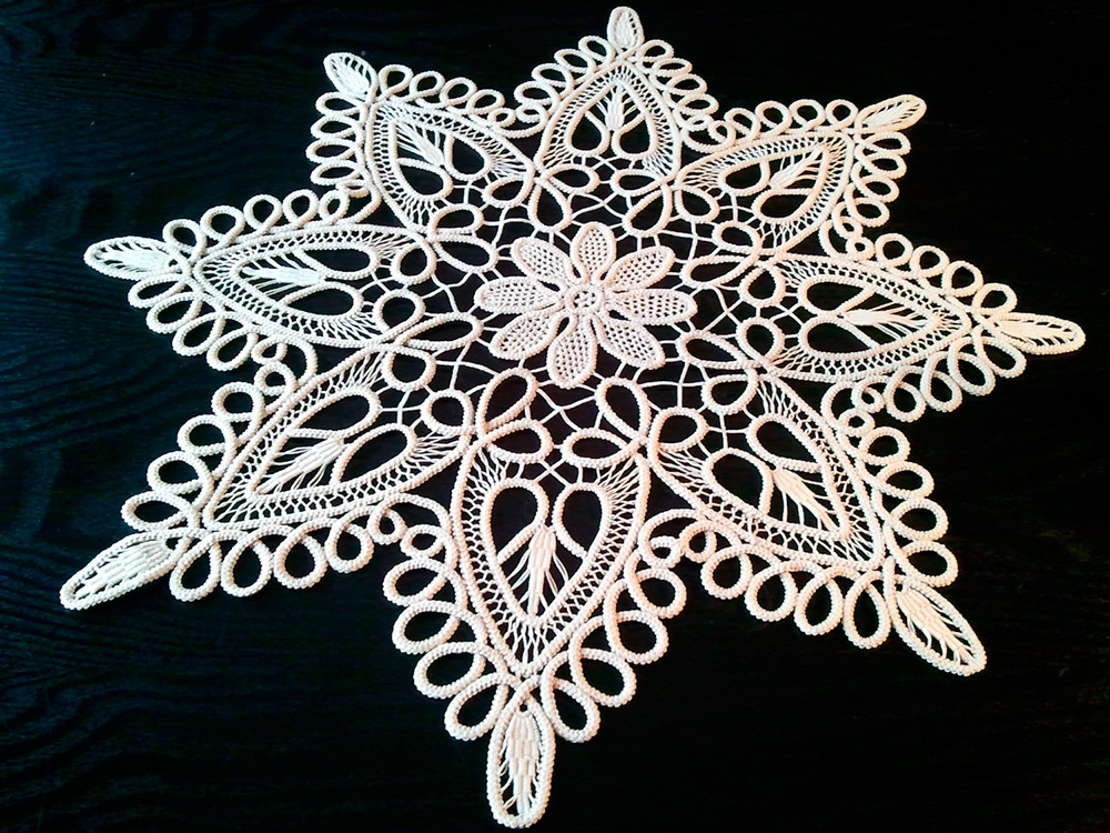 Dentelle roumaine pour l'habillement et la décoration intérieure