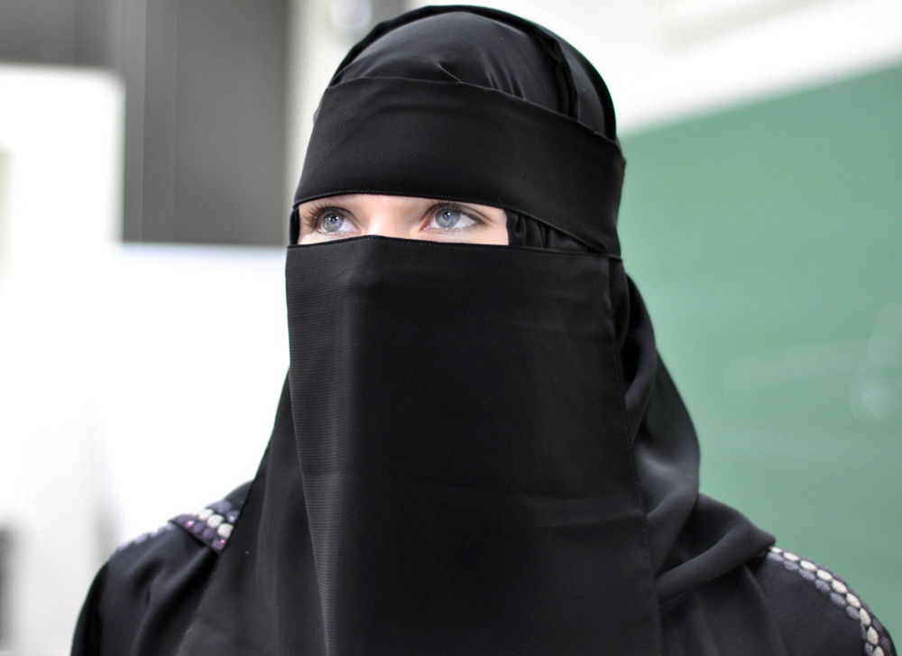 Fille en niqab noir