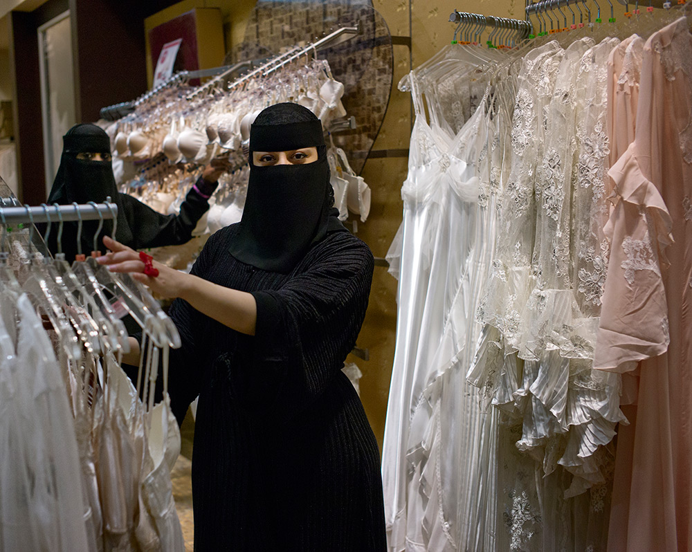 Femmes musulmanes dans un magasin de lingerie