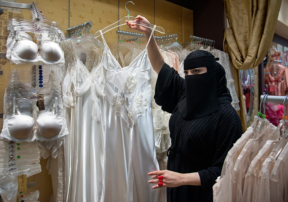 Femmes musulmanes dans un magasin de lingerie