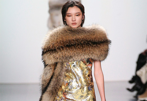 Écharpe longue en fourrure des collections 2025-2026