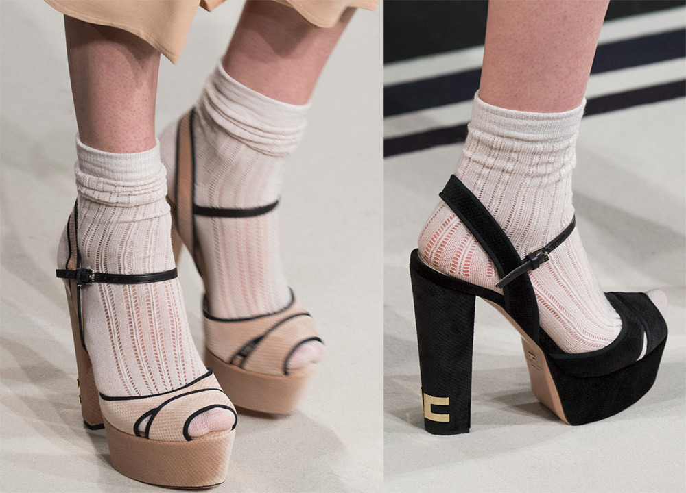 chaussettes avec des sandales