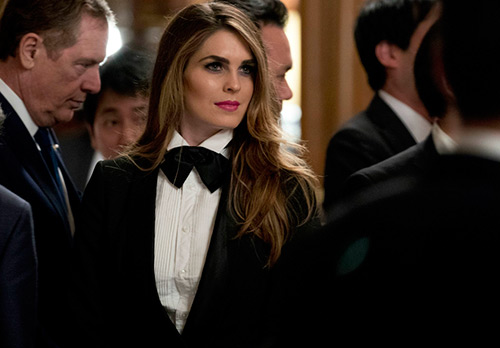 Smoking femme au lieu d'une robe de soirée