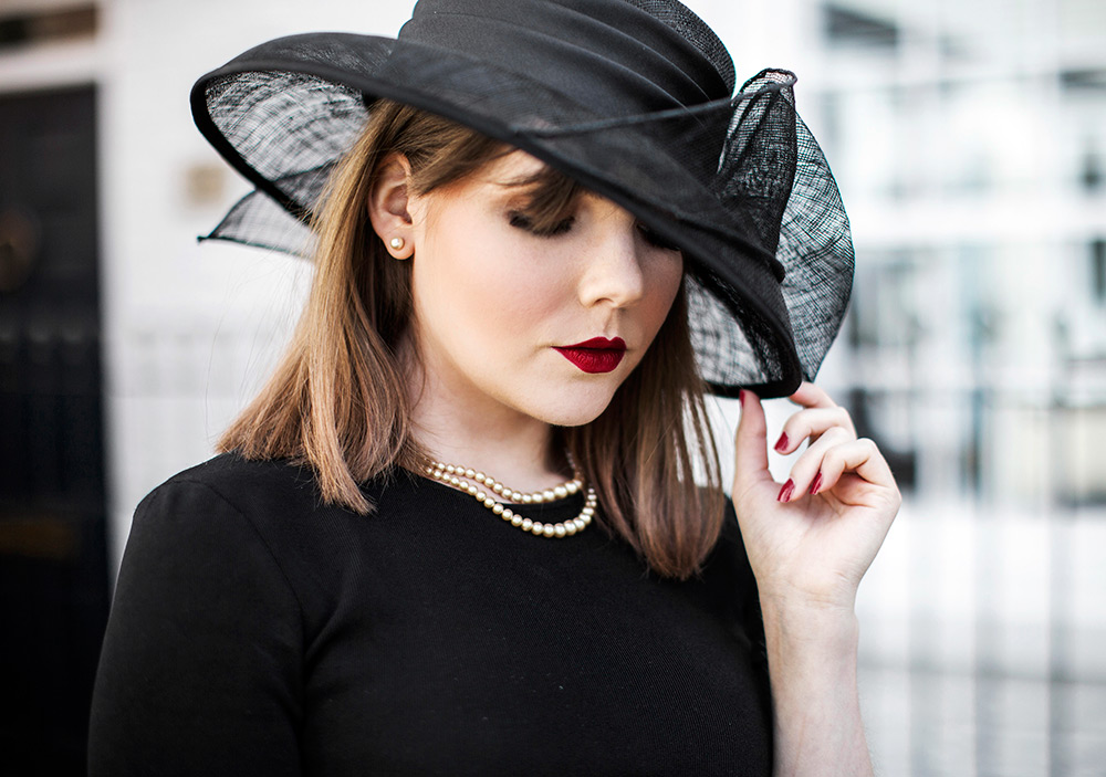 Maquillage pour le look en noir