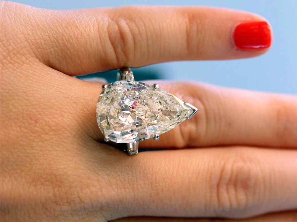 Bague avec un gros diamant