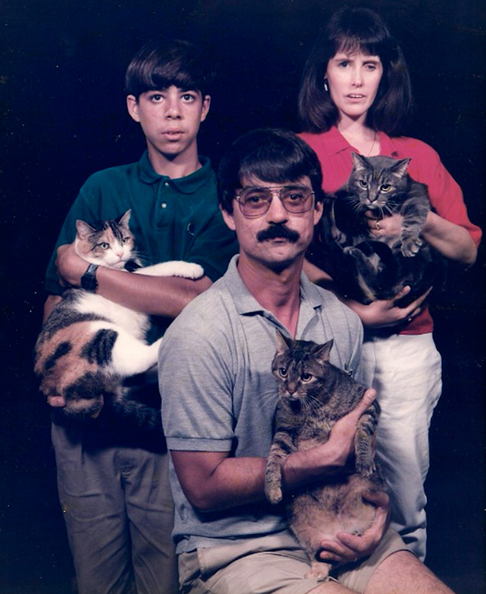 Un homme avec un chat