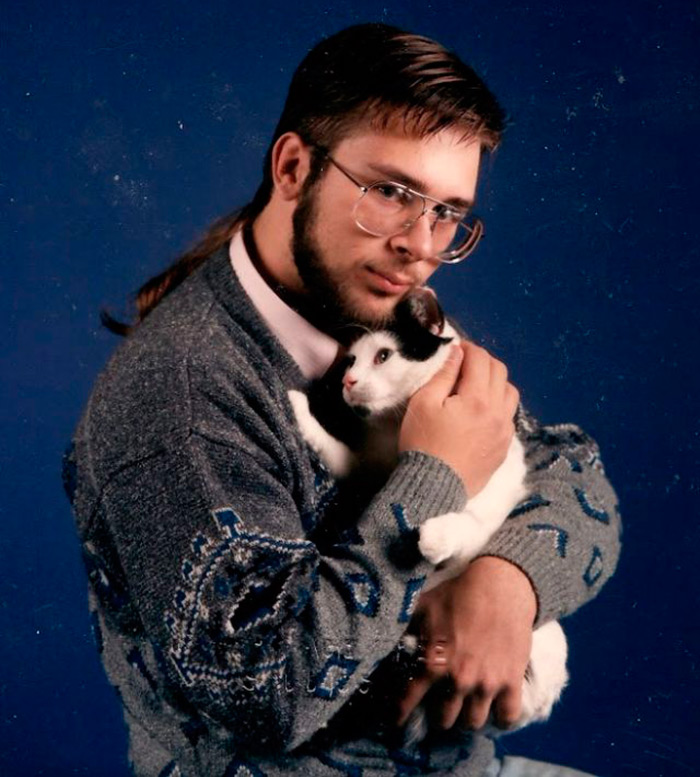 Un homme avec un chat