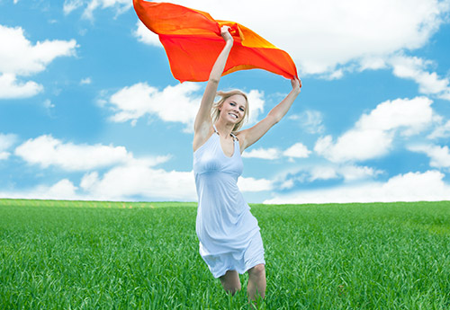 Comme c'est beau de nouer un foulard sur la tête au printemps et en été