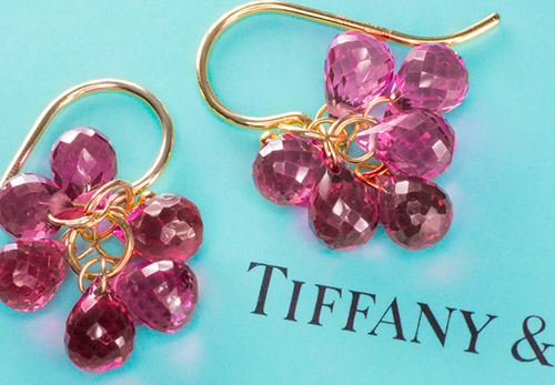 Bijoux avec rhodolite et les propriétés d'une pierre unique