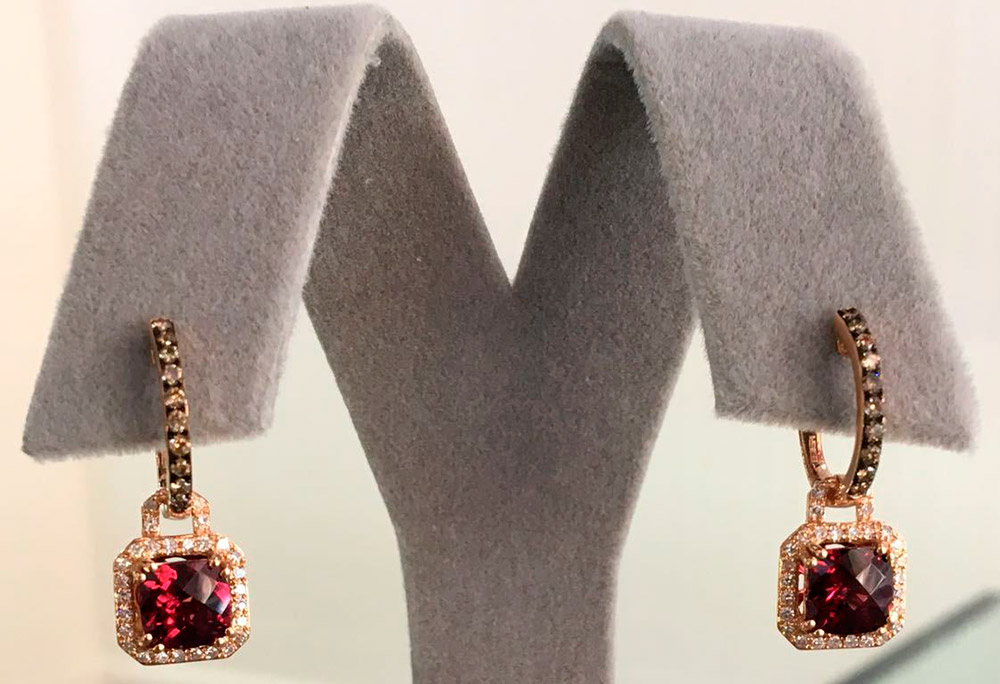 Bijoux avec rhodolite et les propriétés d'une pierre unique