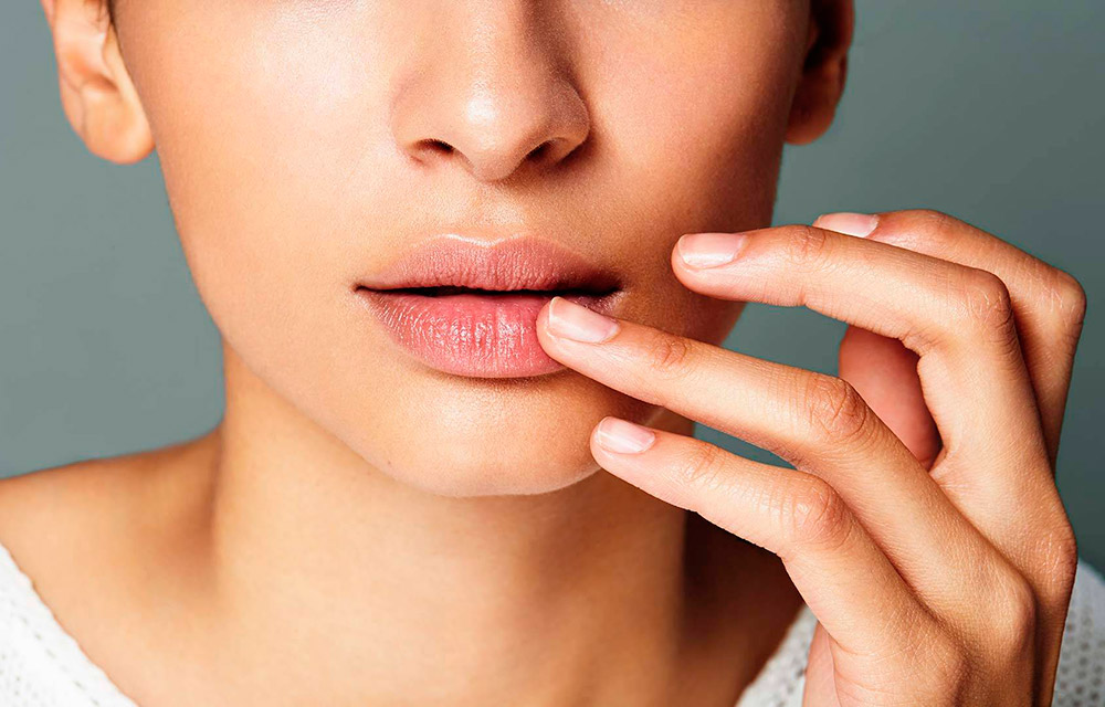 Pourquoi les lèvres des femmes sèchent-elles ?