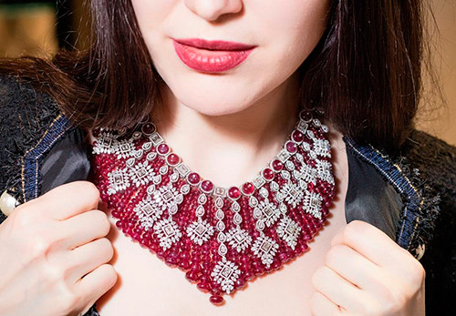 Pourquoi le collier plastron ne se démodera jamais
