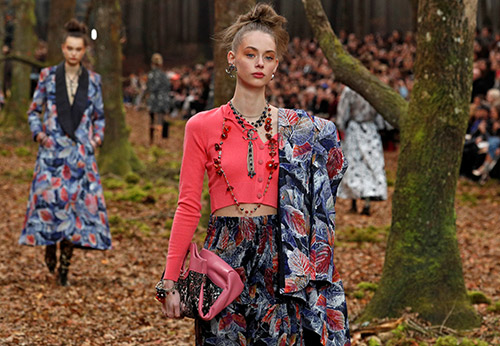 Couleurs à la mode dans les vêtements 2025-2026