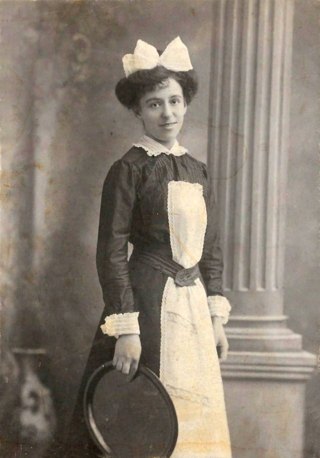 Pourquoi l'uniforme scolaire soviétique ressemblait à une tenue de femme de chambre