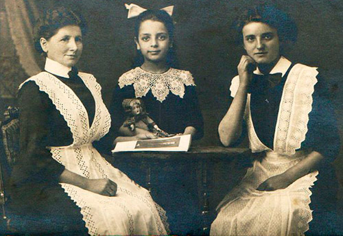 Pourquoi l'uniforme scolaire soviétique ressemblait à une tenue de femme de chambre