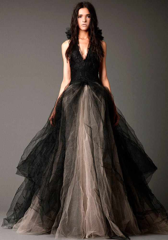 Robe de mariée dans des tons sombres