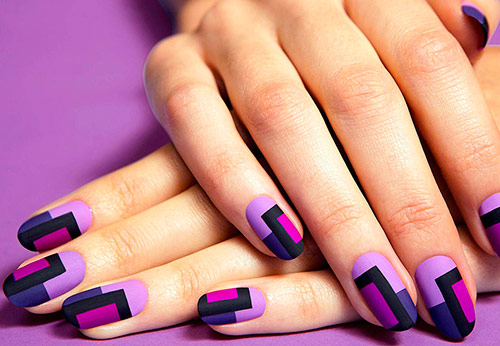 Manucure violette pour ongles courts et longs