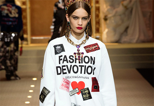 Vêtements avec inscriptions et textes - une tendance à la mode