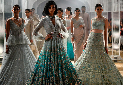 Robes indiennes Tarun Tahiliani avec éléments Sari