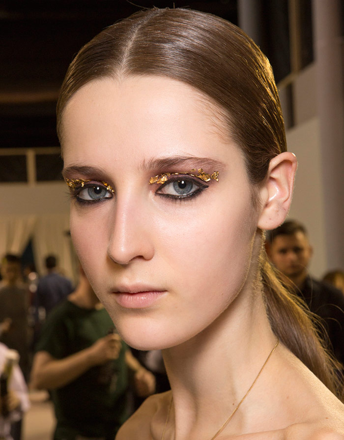 Maquillage pailleté doré