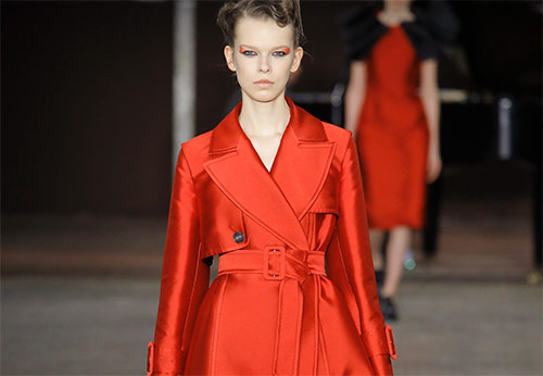Manteau rouge - quoi porter en 2025-2026