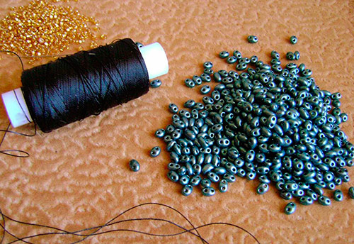 Perles et perles comme décor de vêtement à la mode