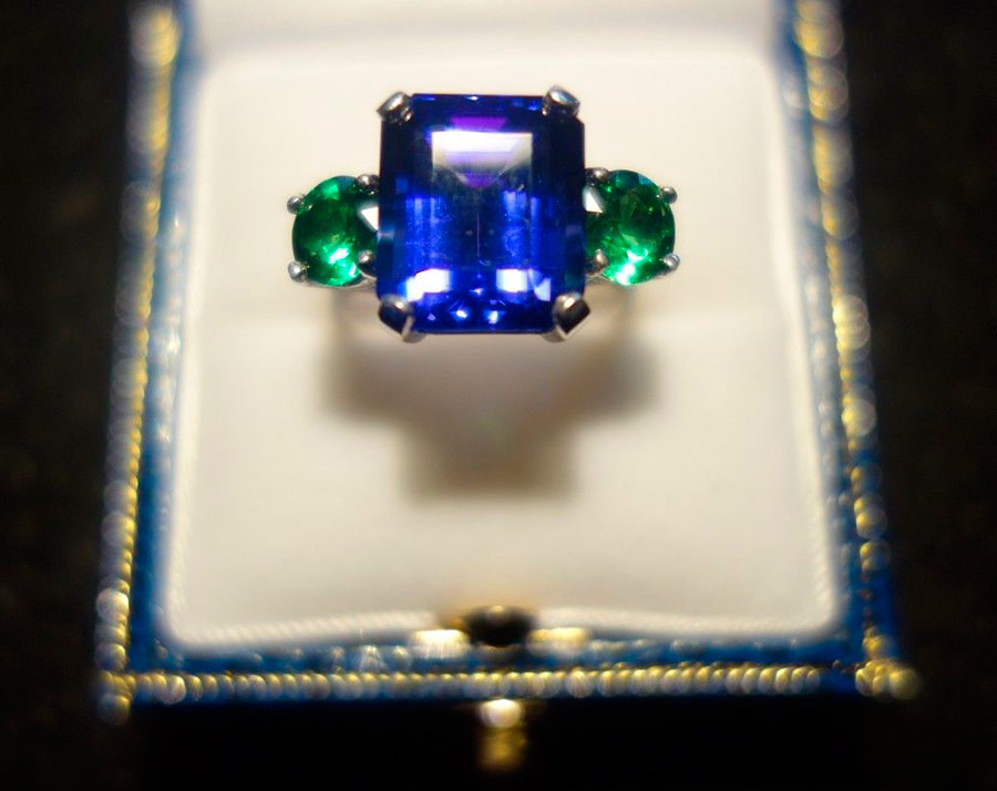 Bague avec tanzanite et tsavorites
