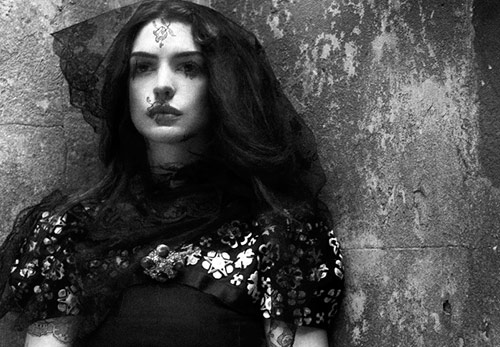 L'esthétique sombre et la romance sont des tendances de la mode