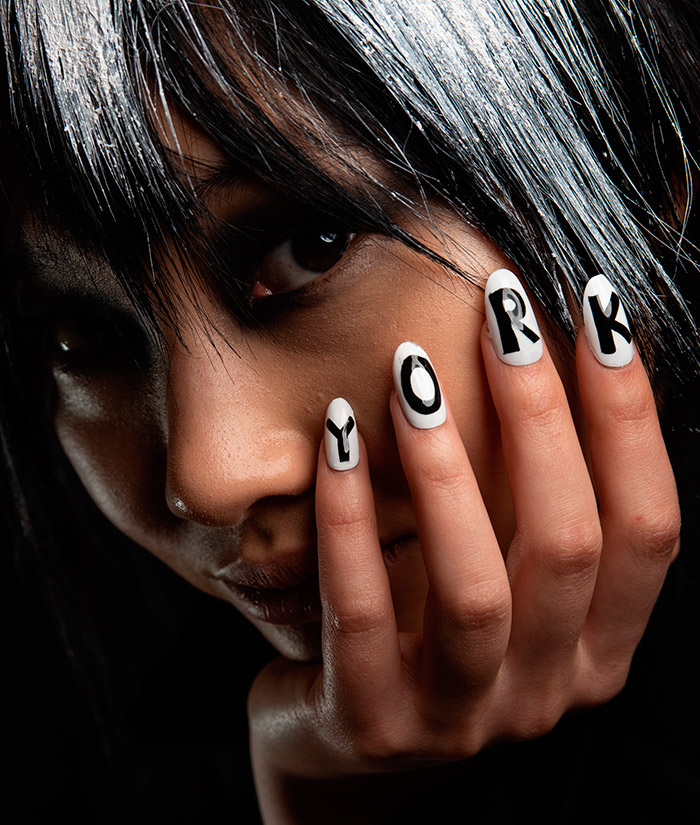Manucure avec textes et inscriptions - une tendance de la mode