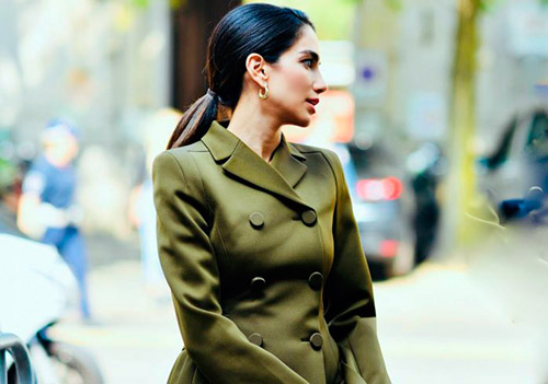 Looks à la mode dans le style militaire printemps-été 2026