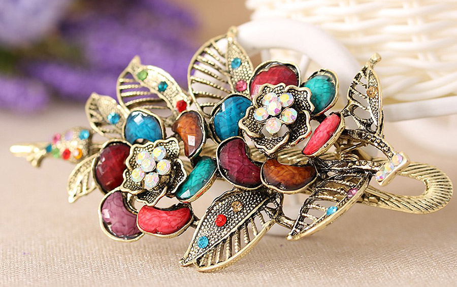 Épingles à cheveux et ornements de cheveux avec des fleurs