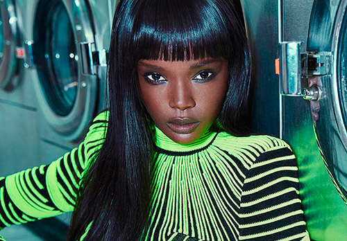 Le parfait modèle noir de Daki Toth avec l'apparence d'une poupée