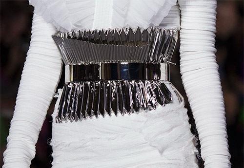 Ceintures insolites et asymétriques pour des looks audacieux