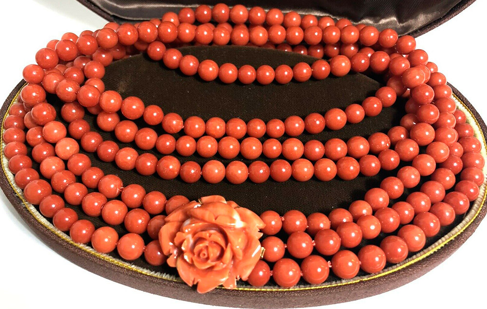 Perles de corail avec rose