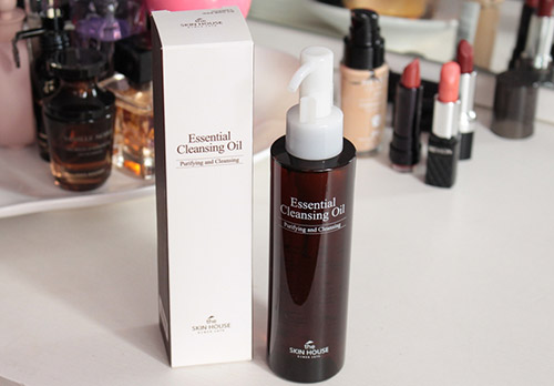 Comment les Coréens utilisent-ils l'huile hydrophile pour nettoyer leur visage ?