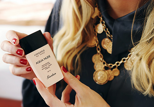 Fond de teint cosmétique pour l'été