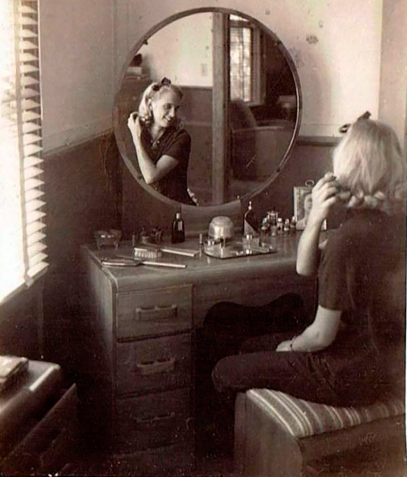 Photos vintage - les filles se décorent devant le miroir