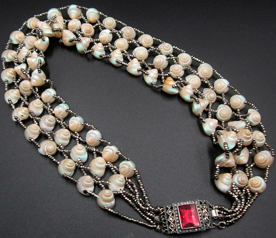 Beau collier avec des coquillages