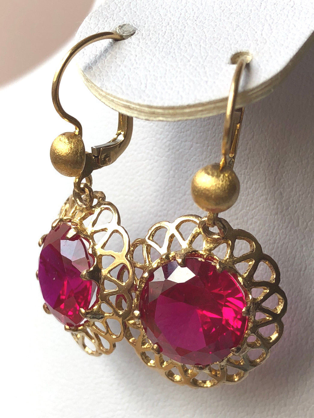 Bagues et autres bijoux avec rubis synthétiques