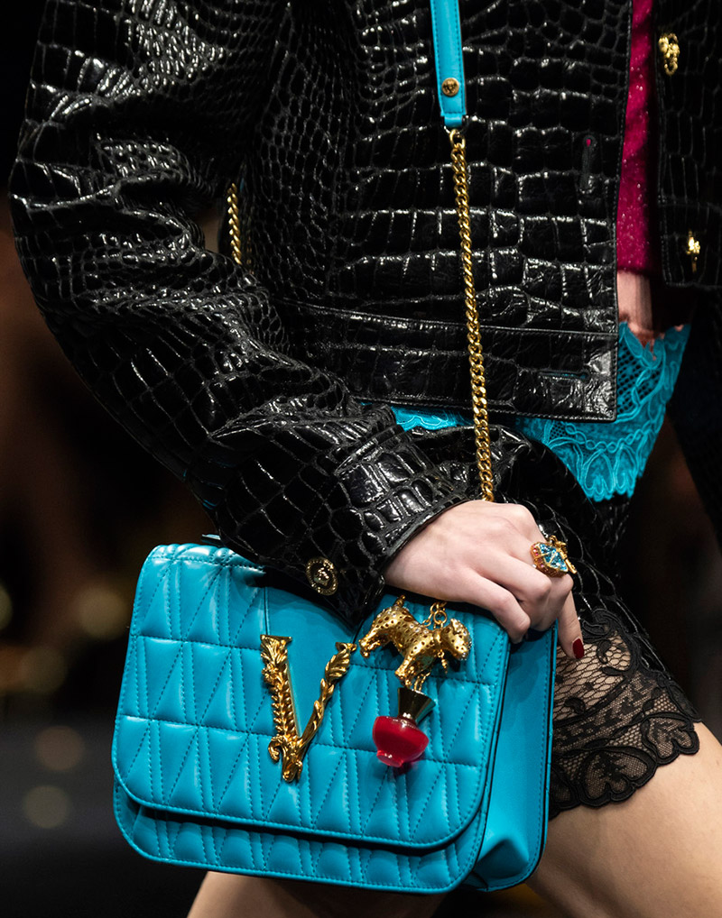 Un sac à main sur une chaîne