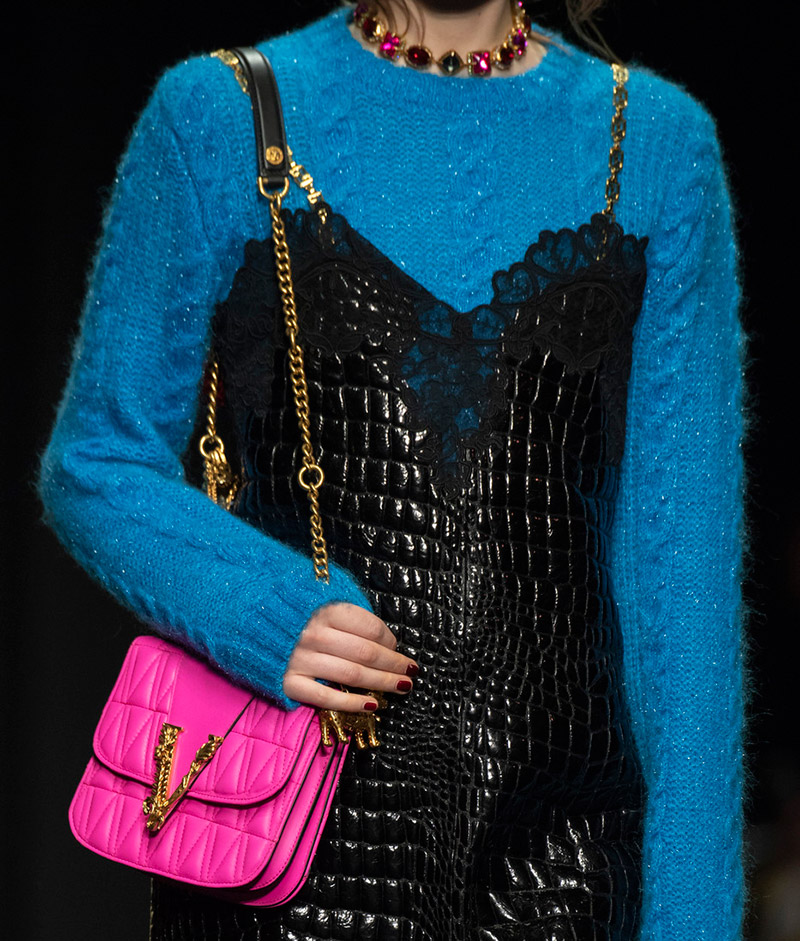 Un sac à main sur une chaîne