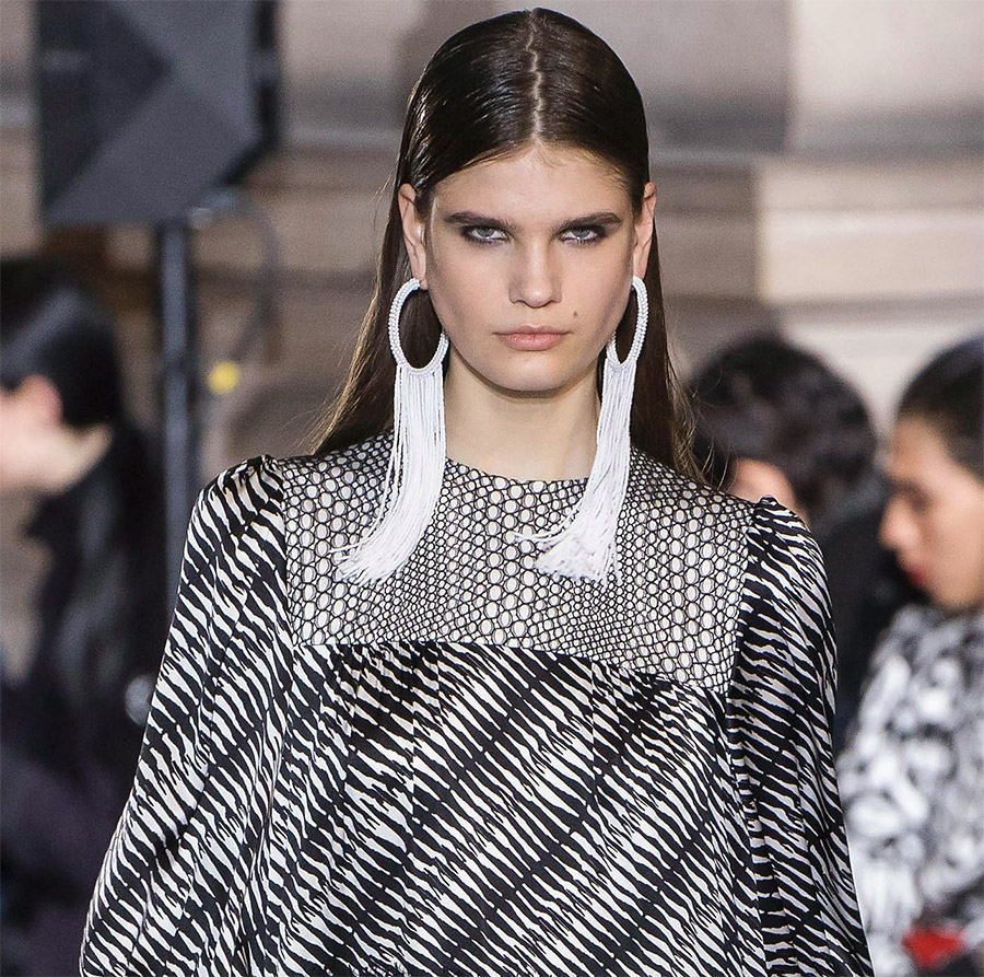 Comment porter des boucles d'oreilles rideaux à la mode - tendances bijoux