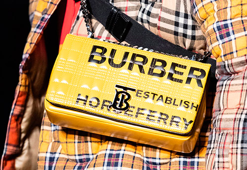 Sacs avec lettres et imprimés - une tendance de la mode