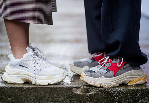 Les baskets dans la garde-robe de la fille moderne