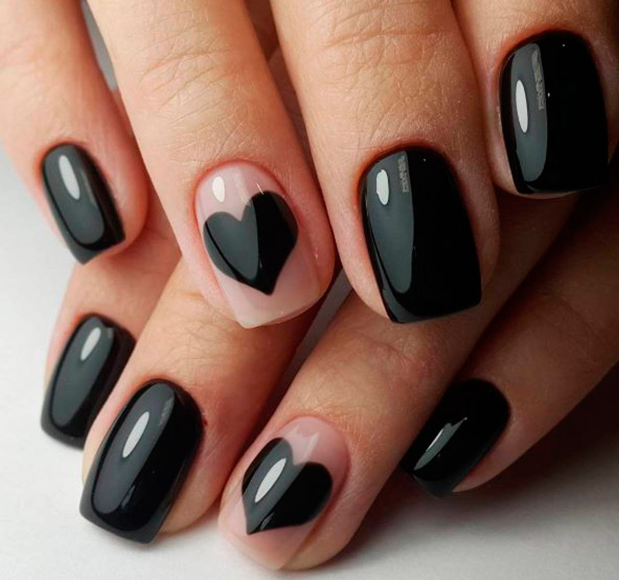 Manucure noire pour ongles courts