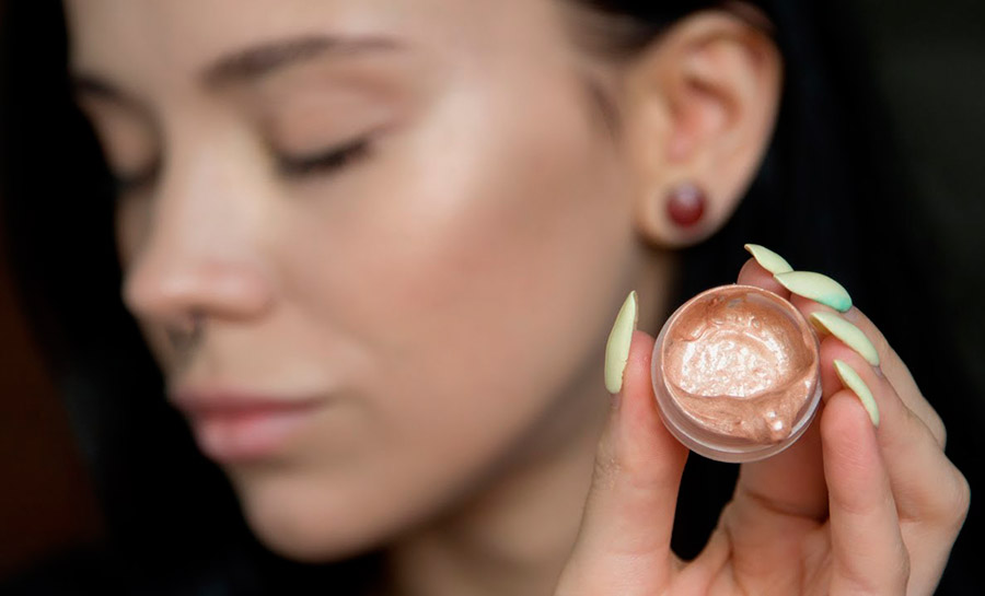 Surligneur cuticules et doigts