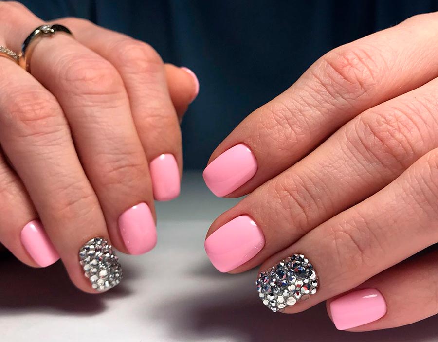 Ongles carrés courts